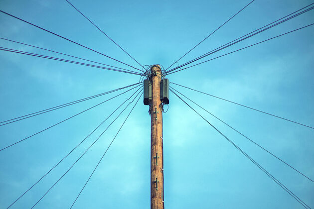 电力棕色电线杆连接蓝天线路