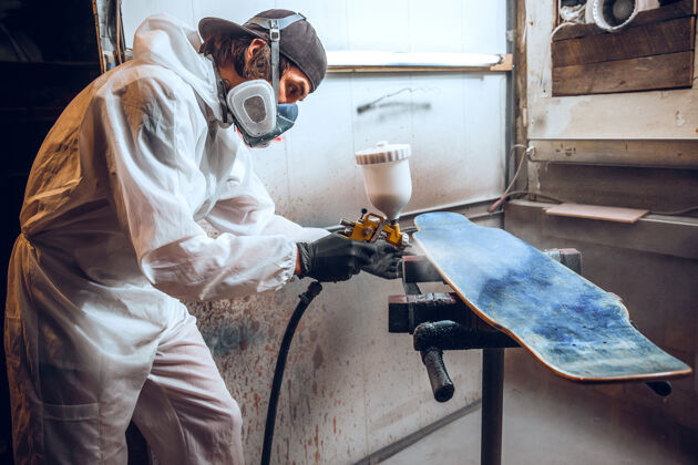杂工工厂里的油漆-用喷枪给木头涂工业漆专业墙壁家具
