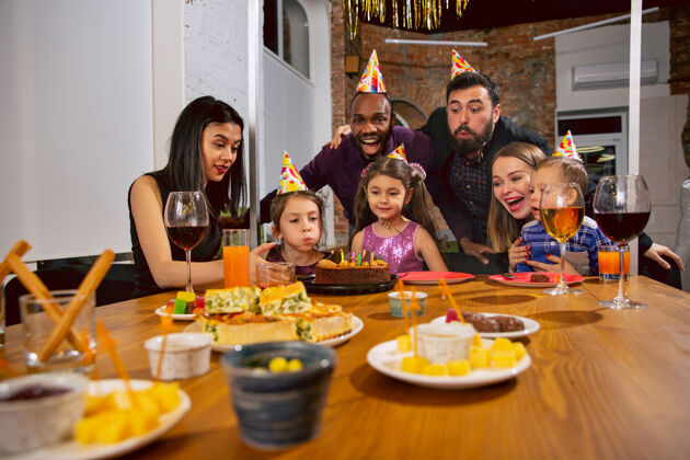 孩子快乐的多民族家庭在家庆祝生日的画像健康气球兄弟