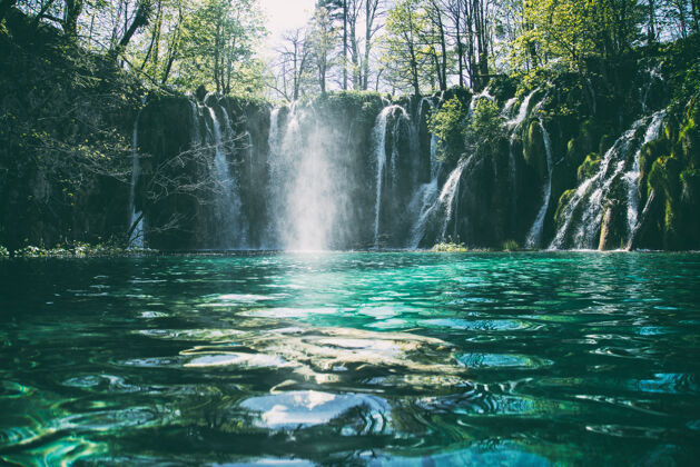 河流流动的多层瀑布的延时摄影湖泊自然克罗地亚