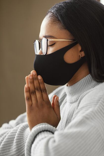 信仰年轻女子戴着口罩祈祷神圣信仰宗教