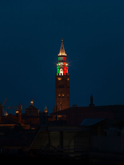 钟楼晚上有棕色和红色的塔冠状病毒塔建筑