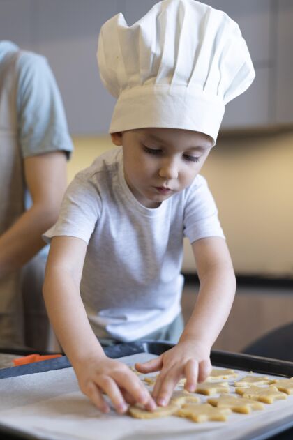 烹饪特写 孩子在做饼干孩子家庭儿童