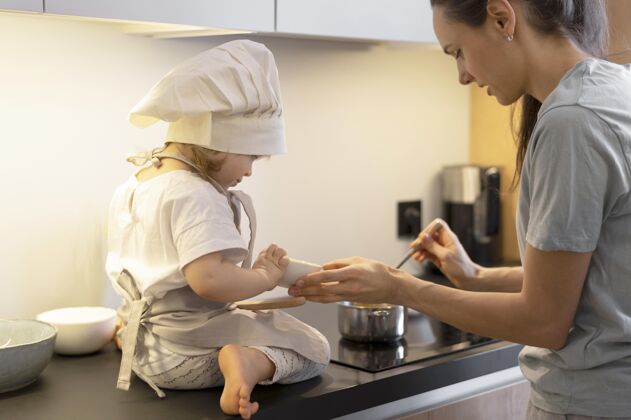 家庭把妈妈和孩子关在厨房里烹饪生活方式儿童