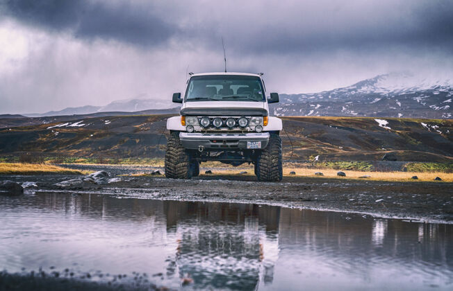冰岛黑白车越野机器4x4