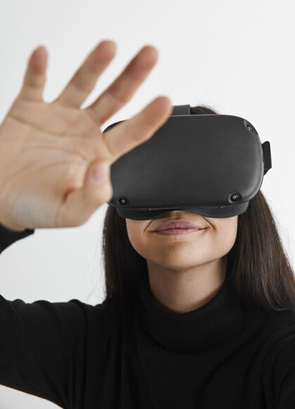 科技戴着虚拟现实耳机的女人室内女人虚拟现实耳机