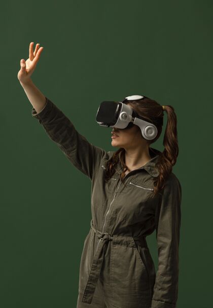 休闲使用虚拟现实护目镜的女人年轻人成人