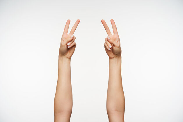 指示器特写举起的手与白色指甲显示和平的姿态手指举起手势
