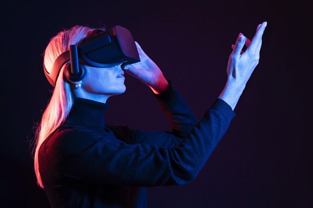 虚拟现实戴vr眼镜的中镜头女人创新虚拟设备