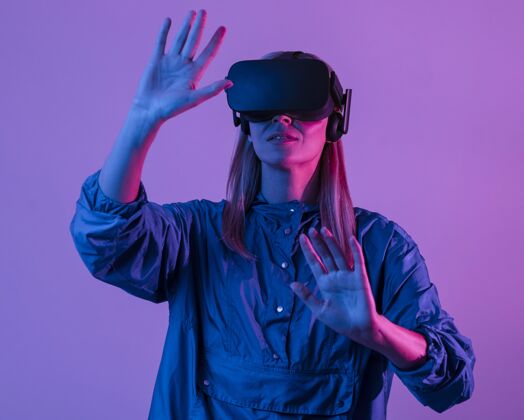虚拟戴着紫光vr眼镜的女人特写虚拟现实未来