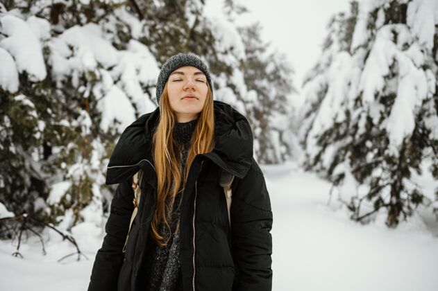 雪冬在冬日为年轻女子画像肖像背包雪