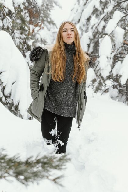 雪在冬日为年轻女子画像女人冬天全景