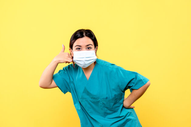 肖像身着蓝色医疗制服的医生侧视图讲述口罩的重要性医学说话微笑