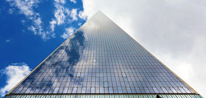倒影三角摩天大楼和多云的天空建筑摩天大楼云