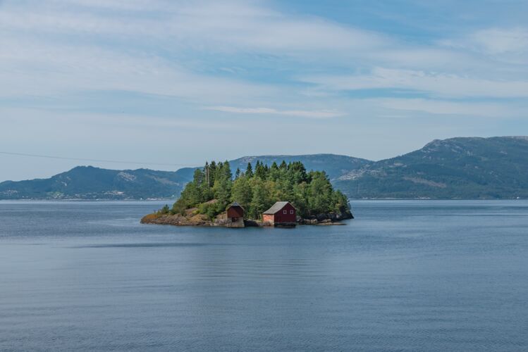云小岛在湖的中部 在挪威的南部自然小屋景观