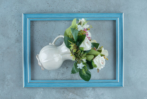 花一束白色的玫瑰花在花瓶的中间落在一个框架的大理石背景上花 装饰品 玫瑰 花瓶 束 组成 安排 芳香