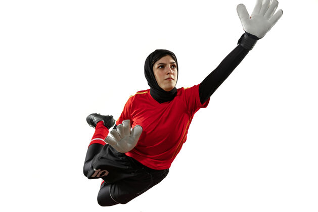 女子阿拉伯女足或足球运动员 守门员 背景为白色工作室年轻女子接球 训练 在运动和动作中保护进球守门员保护运动