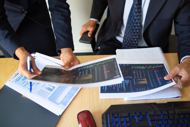 公司投资者和交易者讨论统计数据 拿着有财务图表和钢笔的文件剪短镜头经纪人工作或交易概念客户报告律师