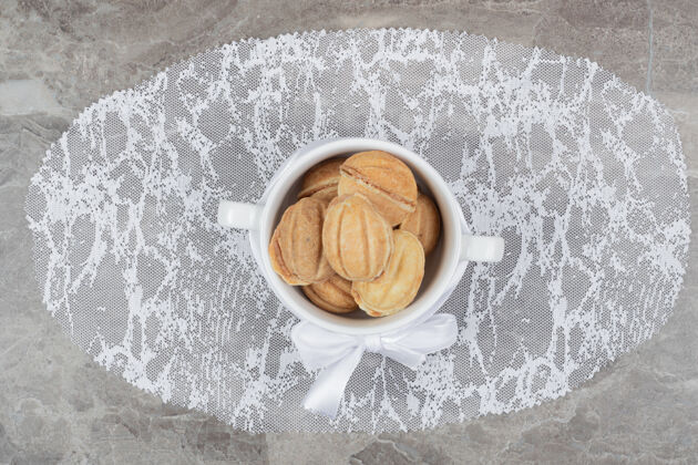 坚果核桃形饼干在白色碗与丝带高品质的照片美味面包房糕点