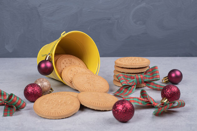 面包房饼干桶装饰丝带和圣诞球在白色的桌子上高品质的照片舞会小吃糕点