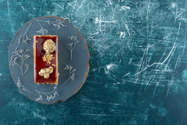 派一块美味的核桃蛋糕在盘子里高品质的照片美味甜食盘子