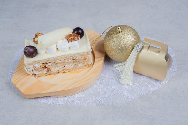 礼品木制盘子上的白巧克力蛋糕 有圣诞礼物和舞会高品质照片糕点蛋糕糖果