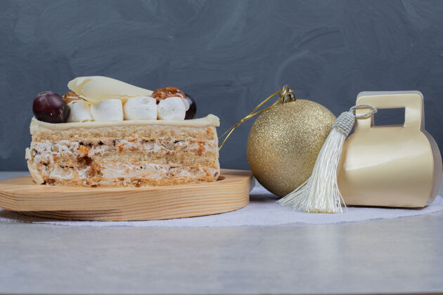 甜点木制盘子上的白巧克力蛋糕 有圣诞礼物和舞会高品质照片糖果盘子节日