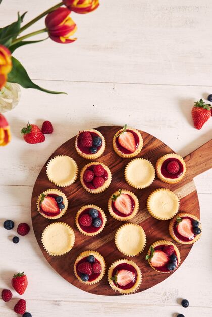 美食高角度拍摄的奶酪蛋糕与水果果冻和水果在一个木制的盘子顶视图糕点新鲜