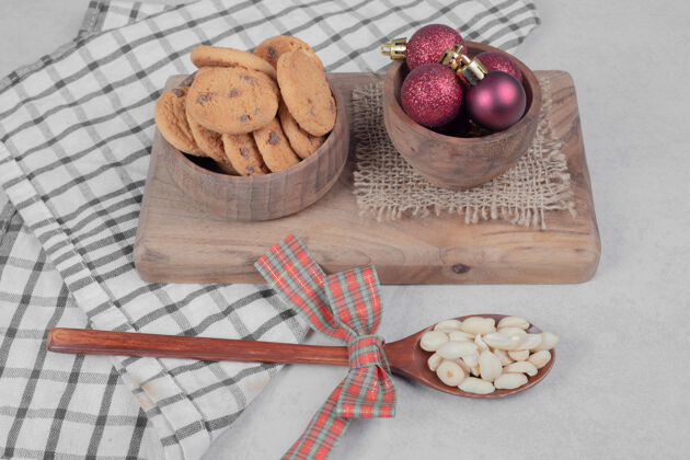 勺子一碗饼干和圣诞球放在白色的桌子上高质量的照片好吃圣诞节碗