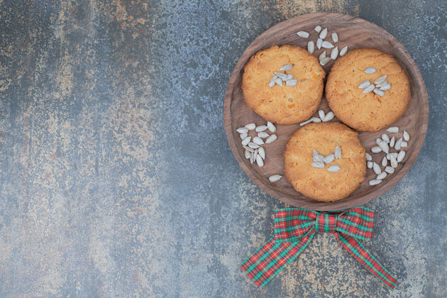 糕点用丝带装饰的木制盘子上有种子的圣诞饼干高质量的照片点心甜点饼干