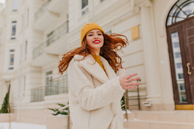 欧洲激发了姜汁女孩在街上跳舞的灵感热情的白种女人在冬天玩得很开心卷发欢笑情感