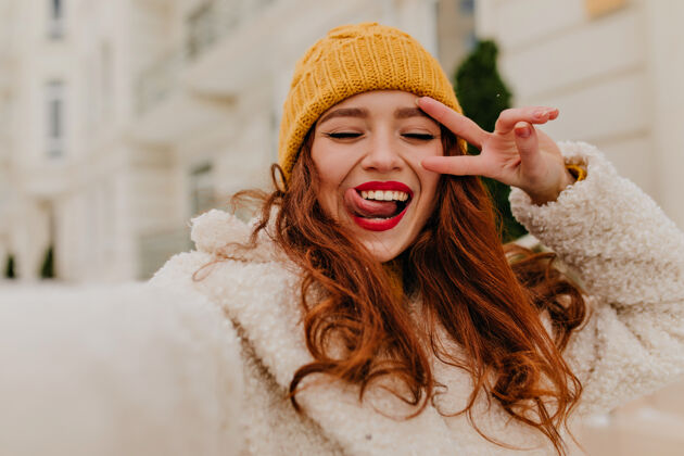 女性微笑的神奇女孩享受冬天的户外照片迷人的姜女模特自拍兴奋微笑雪
