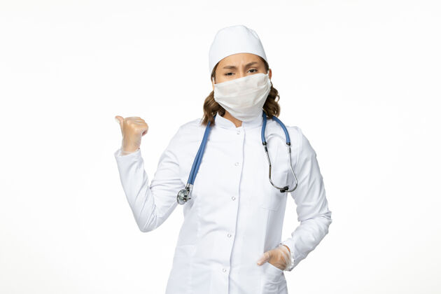 制服白色办公桌上戴着无菌口罩和手套的年轻女医生医院医生办公桌