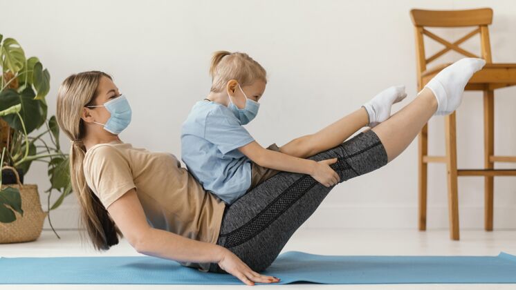 运动全镜头的女人和孩子在锻炼健身室内锻炼