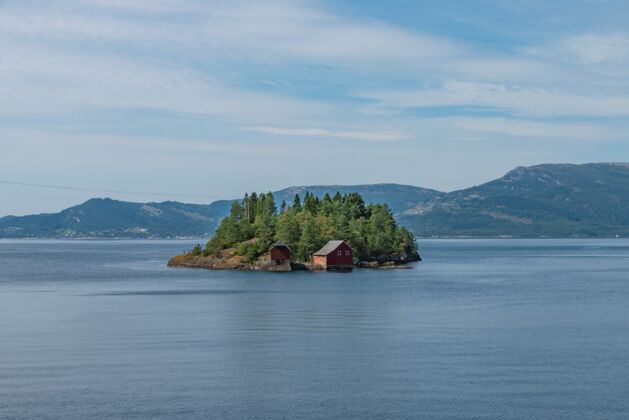 云小岛在湖的中部 在挪威的南部自然小屋景观