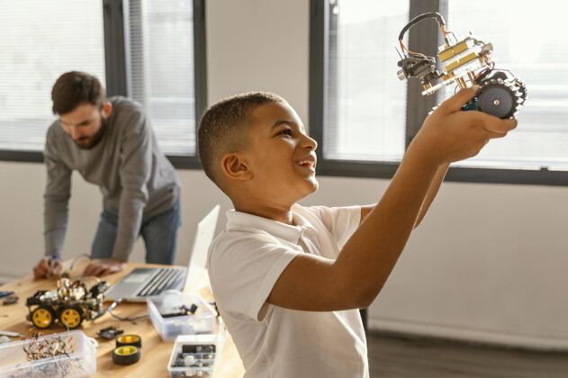 工艺父子做机器人机器人孩子建筑工具