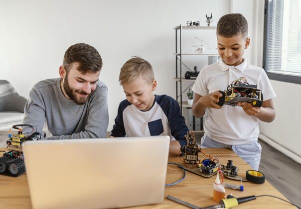 技术父子俩在做机器人建筑工具工艺男孩