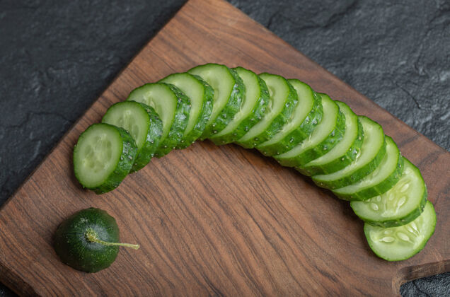 木板特写切片新鲜黄瓜照片在木板上高品质的照片吃蔬菜饮食