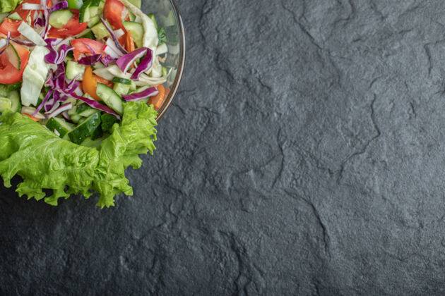 餐桌Videangle有机健康沙拉 黑色背景 高品质照片健康菜单吃