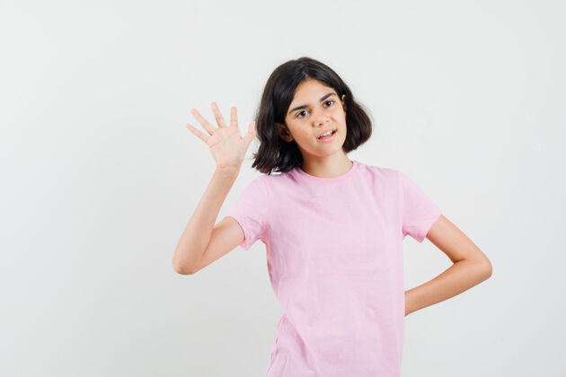 年轻小女孩挥手告别粉色t恤正面图女孩和平女性