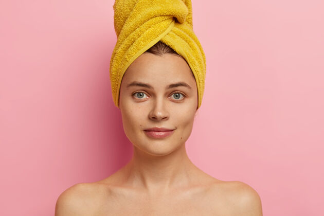 女士美丽清新的欧洲女性特写镜头 头戴毛巾 拥有干净的脸庞 健康的皮肤 赤膊上阵 淋浴 化妆 拥有自然美身体护理理念无上装表情女性
