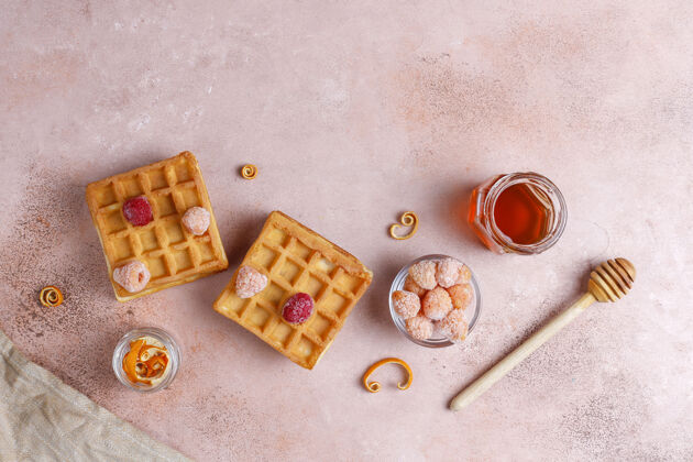 浆果传统比利时华夫饼配蜂蜜和冷冻浆果早餐糕点营养