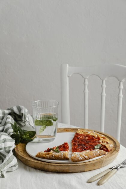 食物高角度披萨片排列美食高角度调味品