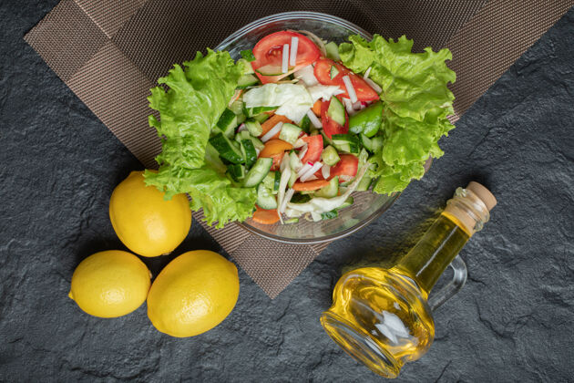 蔬菜餐桌上的自制混合色拉 黑色背景高品质照片菜饮食自然