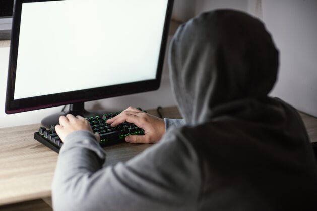黑屏玩电脑的少年男孩设备上瘾游戏