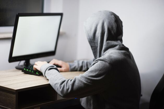 显示器玩电脑的少年男孩黑屏设备上瘾
