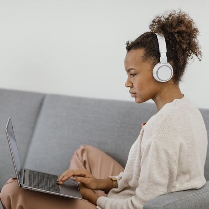 笔记本电脑在家工作的年轻人年轻非裔美国人室内