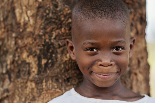 非洲特写笑脸非洲孩子户外贫困非洲孩子