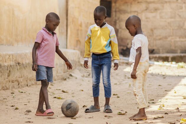 文化孩子们在玩球孩子生活方式第三世界