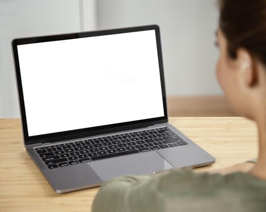 黑屏用笔记本电脑特写的女人女人设备小玩意